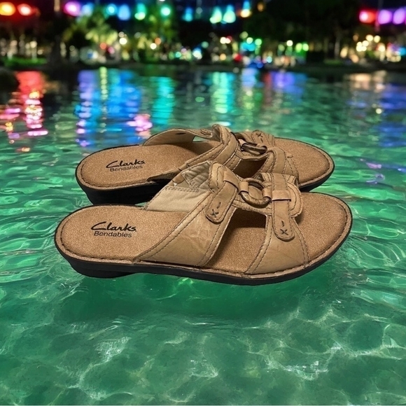Clarks Bendables Women’s Tan Leather Slip-On Sandals Size 9 Comfort Wedges - Picture 1 of 6